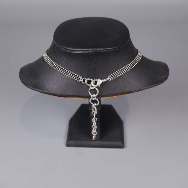 Justerbar kedja på halsbandets baksida med ringar