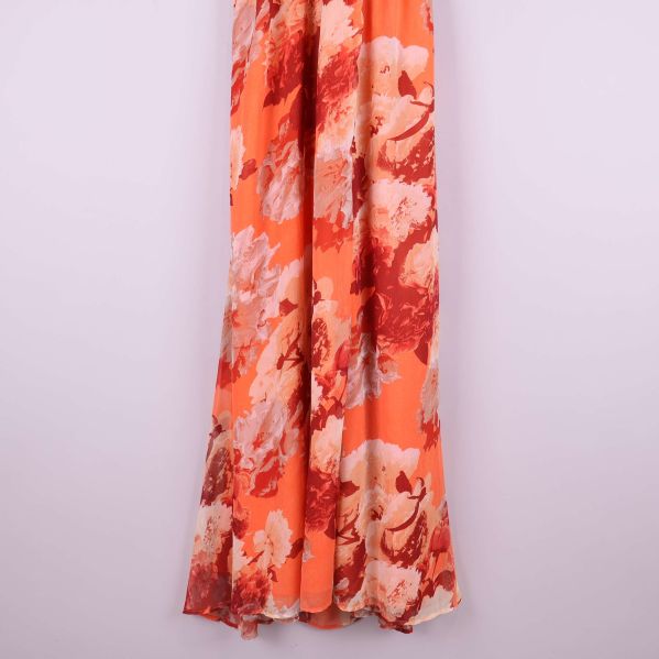 Nedre delen av klänningen visar flytande tyg och blommigt mönster