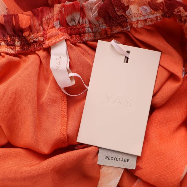 Närbild på YAS-taggar och innersida av klänning