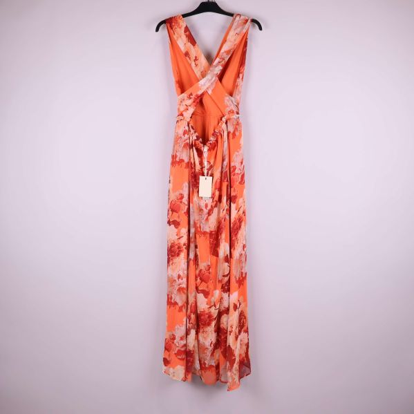 Baksida av lång klänning med omlottrygg och knytband