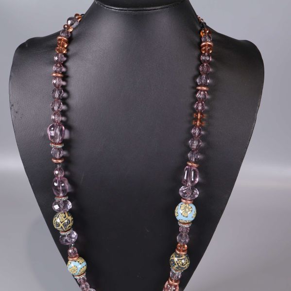 Närbild av pärlor i olika former och färger