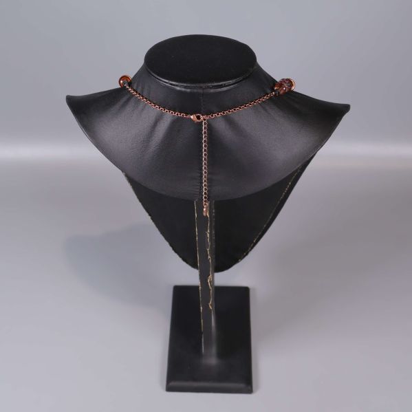 Baksida av halsband med justerbar kedja i kopparfärg