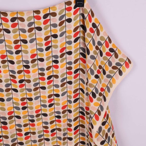 Närbild på tyg med färgstarkt bladmönster