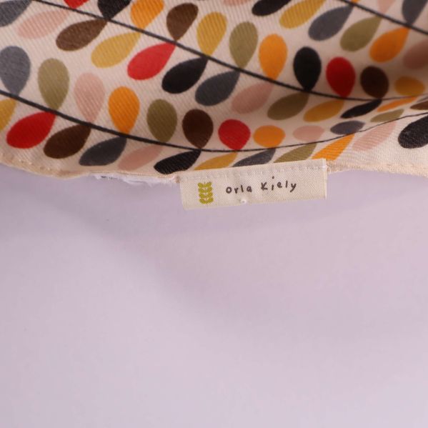 Närbild på tyg och Orla Kiely etikett