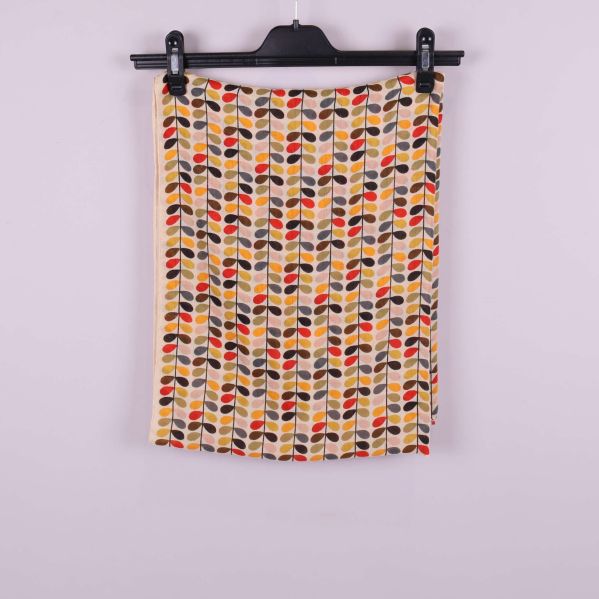 Kjol med flerfärgat grafiskt mönster på galge