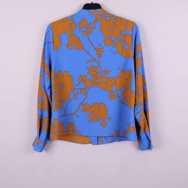 Baksida av skjorta med blå botten och bruna blommor