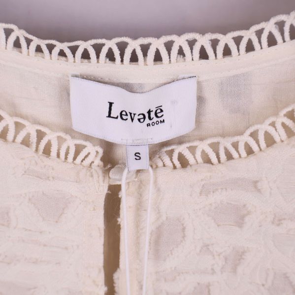 Närbild på Levete Room etikett i halsringning