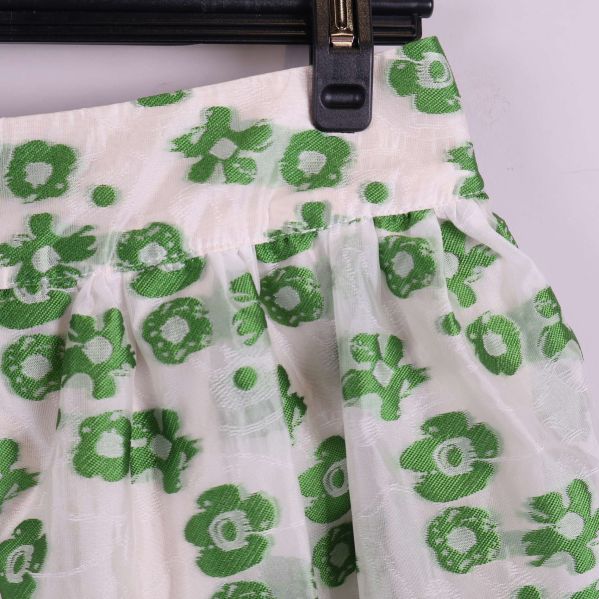 Närbild på midja och tyg med grönt blommönster