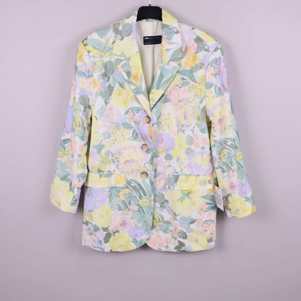 Framsidan av kavaj med pastellfärgade blommor och tre knappar