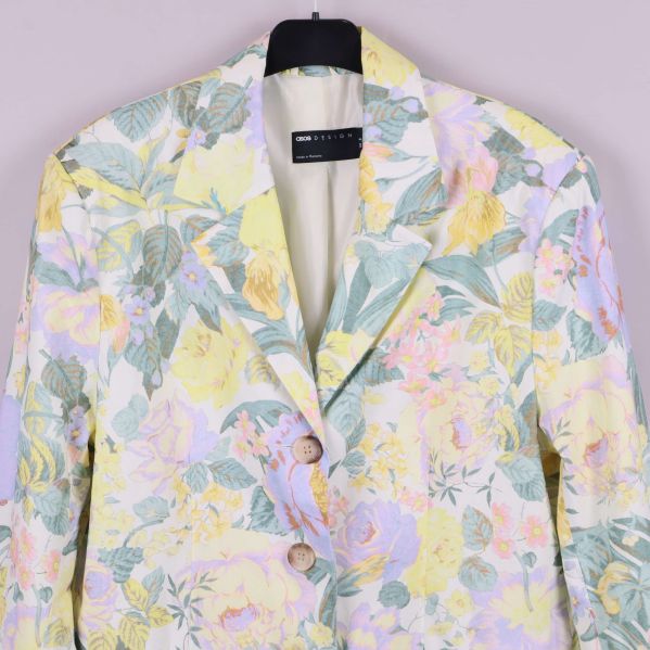 Kavaj med klassisk krage, tre knappar och mönstrat tyg