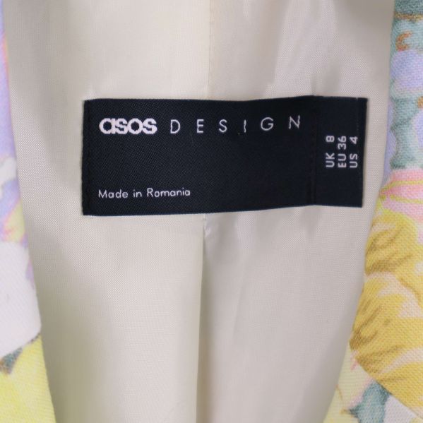 Närbild på ASOS DESIGN varumärkesetikett i kavajen