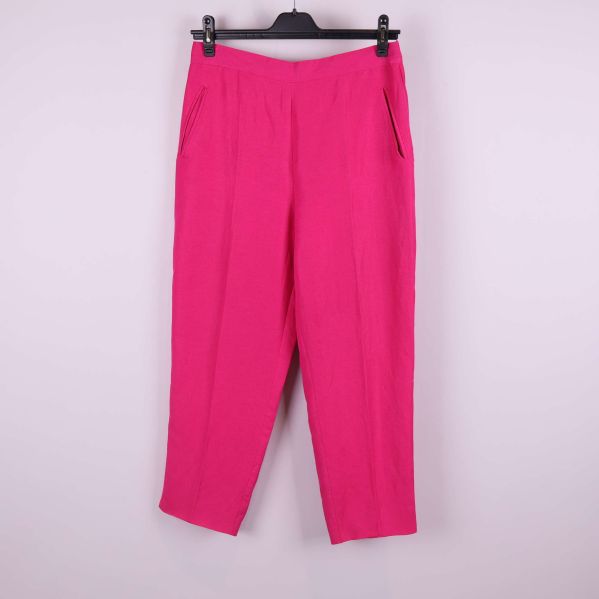 Byxorna upphängda framifrån mot ljus bakgrund