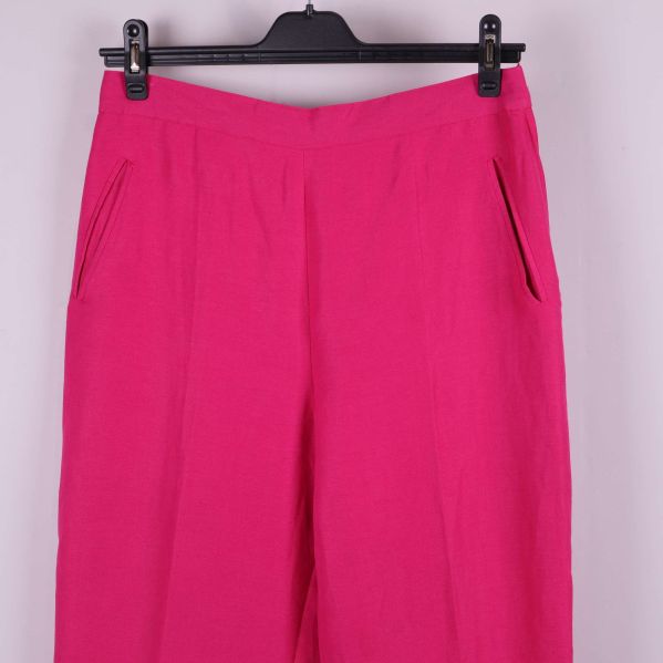 Närbild på byxornas övre del med fickor