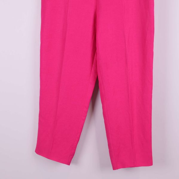 Närbild på byxbenet och fållen