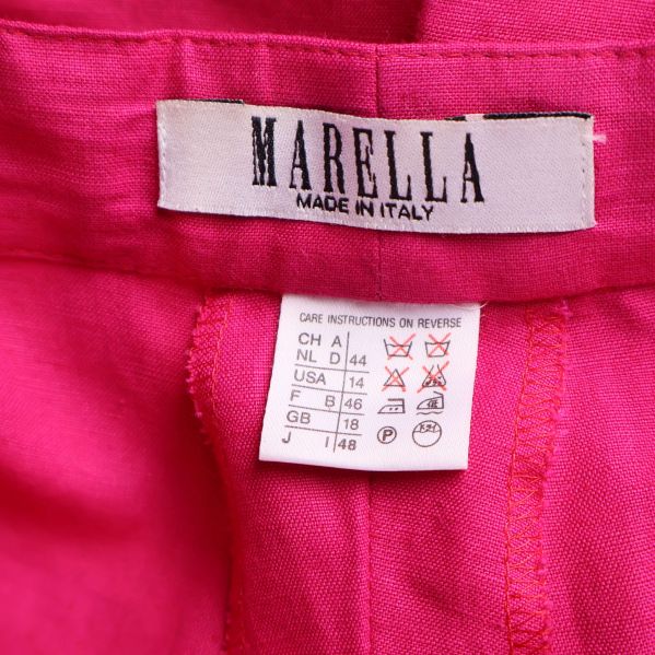 Närbild på Marella-etikett och storlekstag