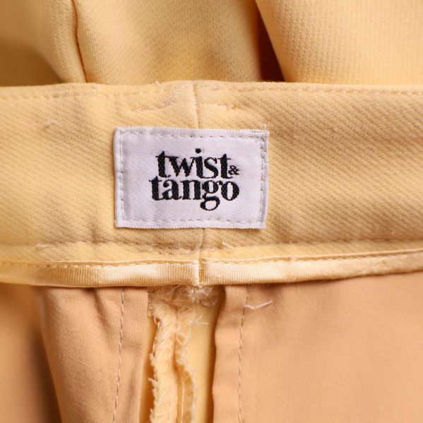 Närbild på Twist & Tango-märkesetikett inuti byxan