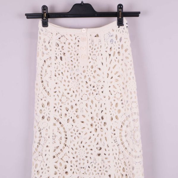 Detaljbild översta delen av krämvit virkad kjol