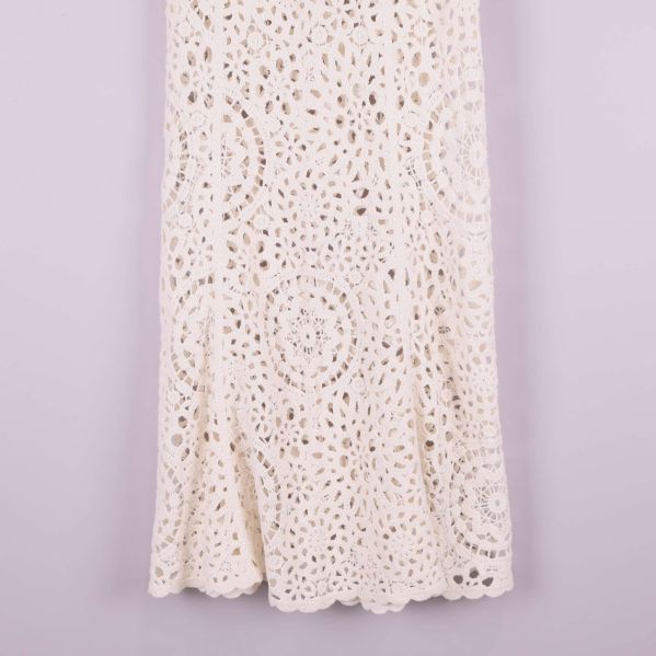 Nederdelen och kant av krämvit virkad kjol