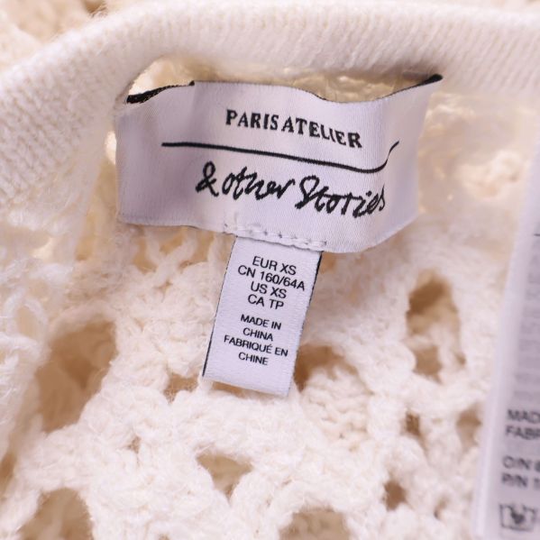 Närbild på etikett med & Other Stories och storleksuppgifter