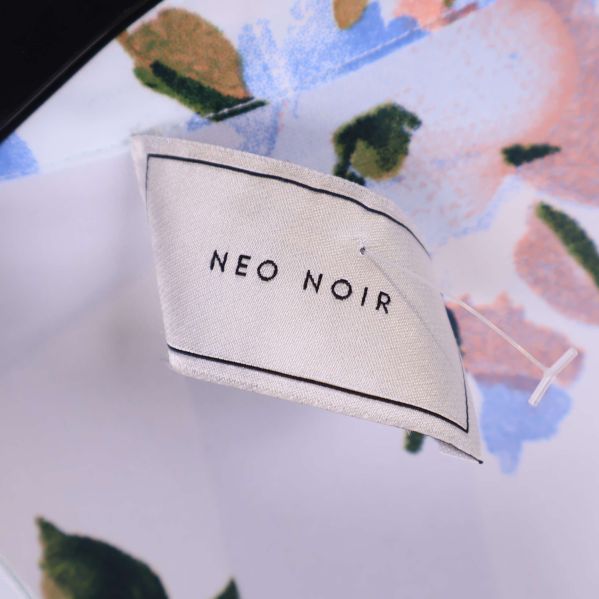 Närbild på Neo Noir varumärkestagg