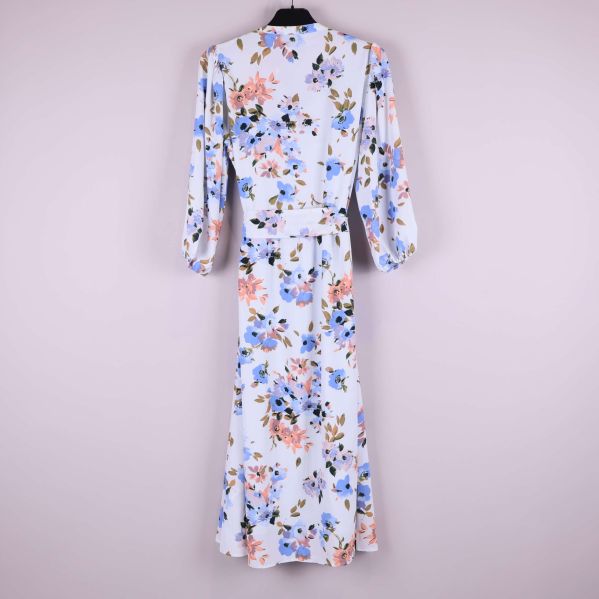 Baksida av blommig midiklänning med markerad midja