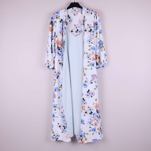 Klänning framifrån öppen så innerfodret syns