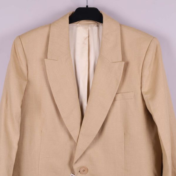 Närbild på axel och slag på beige kavaj