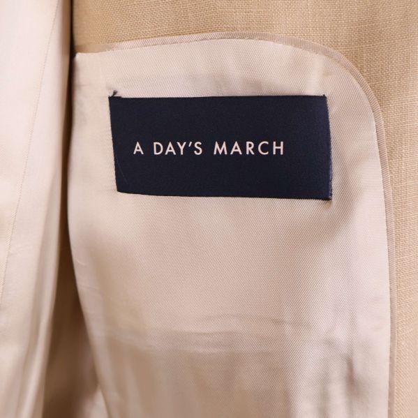 Mörkblå etikett med text A Day's March i innerfickan