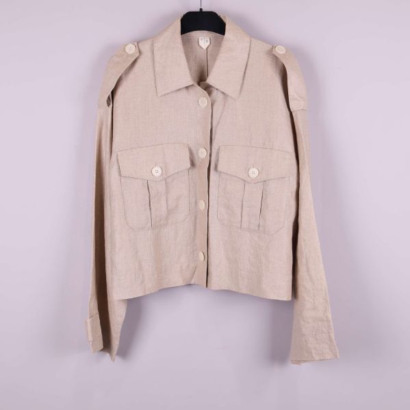 Kort beige jacka med stora bröstfickor fram