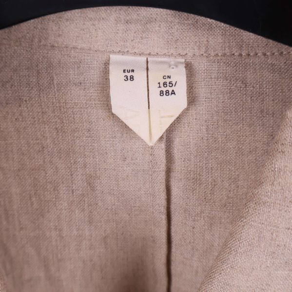 Storleksetikett med EUR 38 och beige tyg