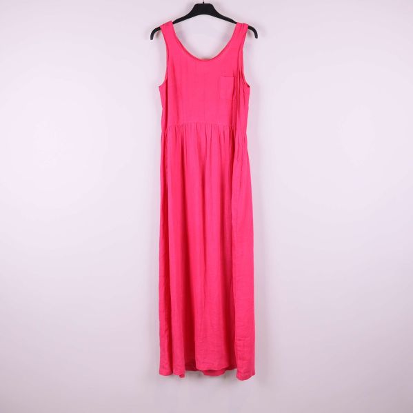 Helbild av lång rosa klänning framifrån på galge