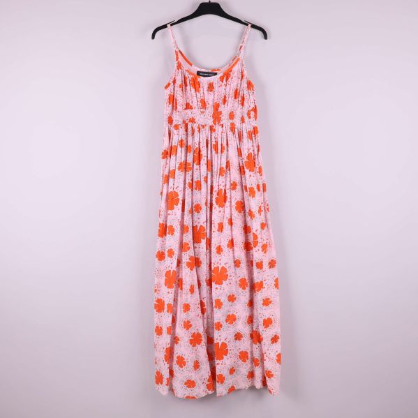 Maxiklänning med smala axelband och blommönster upphängd på galge