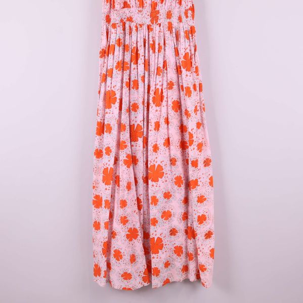 Nedre del av lång blommig klänning med veck