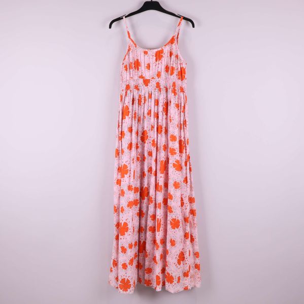 Maxiklänning med blommigt mönster sedd bakifrån på galge