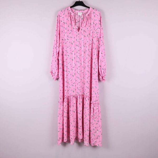 Lång rosa blommig klänning hängande på galge