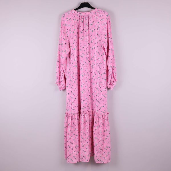 Baksida av rosa blommig långklänning på galge