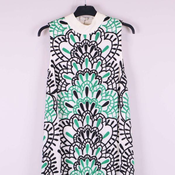 Närbild på klänningens övre del och halsringning