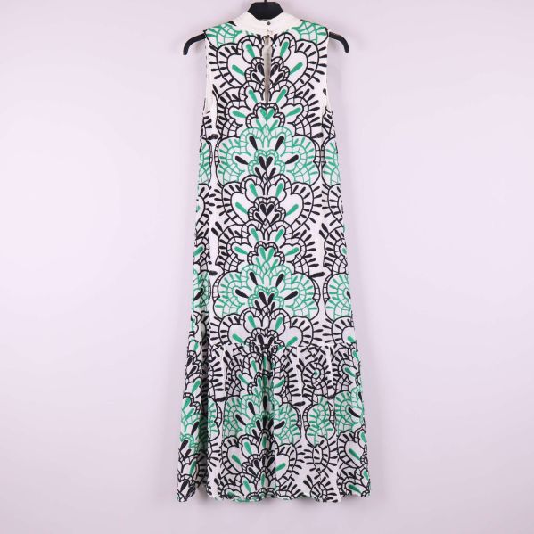 Baksida på lång klänning med svart och grönt mönster