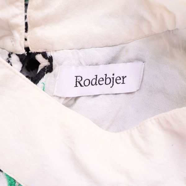 Rodebjer-märkesetikett på insidan av vit klänning