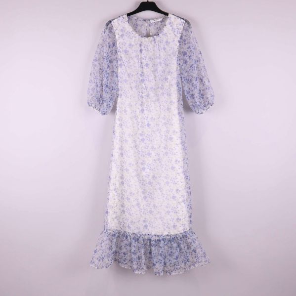 Lång klänning med blå blommönster och volang