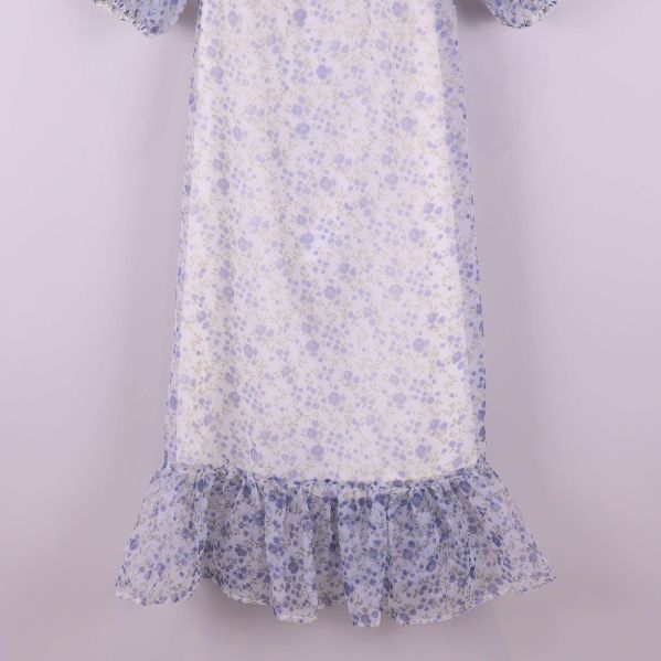 Volangdetalj nedtill på blommig klänning