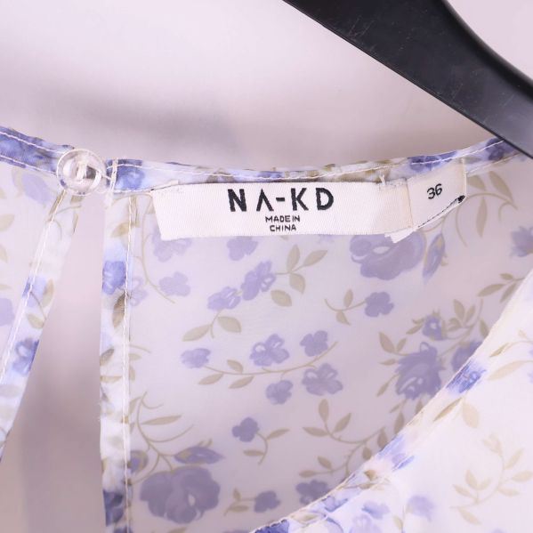 NA-KD-märkt etikett och blommigt foder