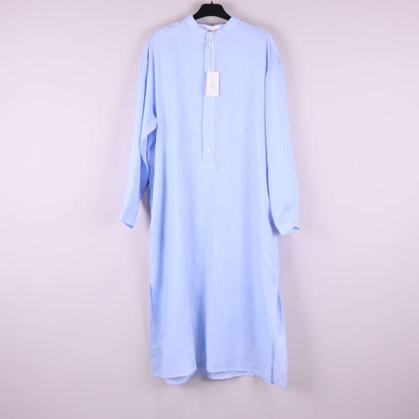 Ljusblå lång skjortklänning upphängd framifrån