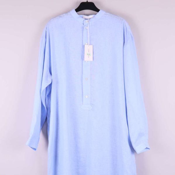 Närbild av skjortklänningens överdel med knappslå