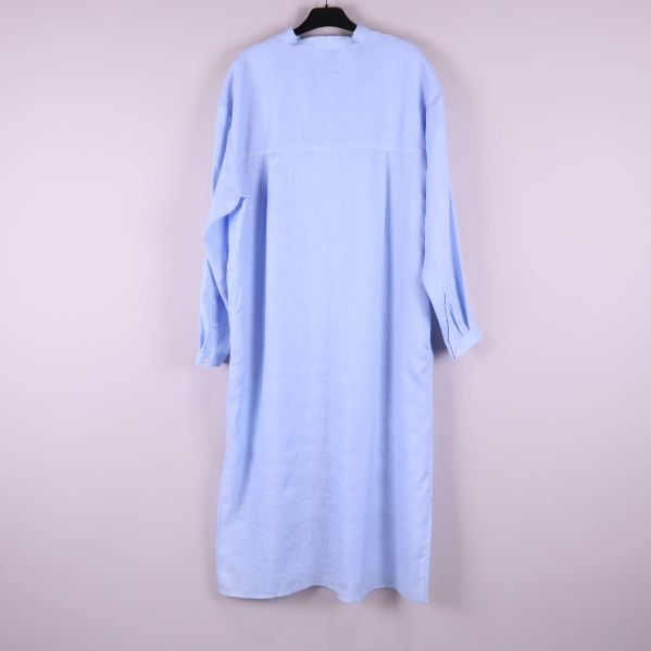 Ljusblå lång skjortklänning upphängd bakifrån