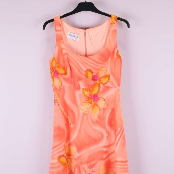 Övre delen av klänningen med skärning och blommor