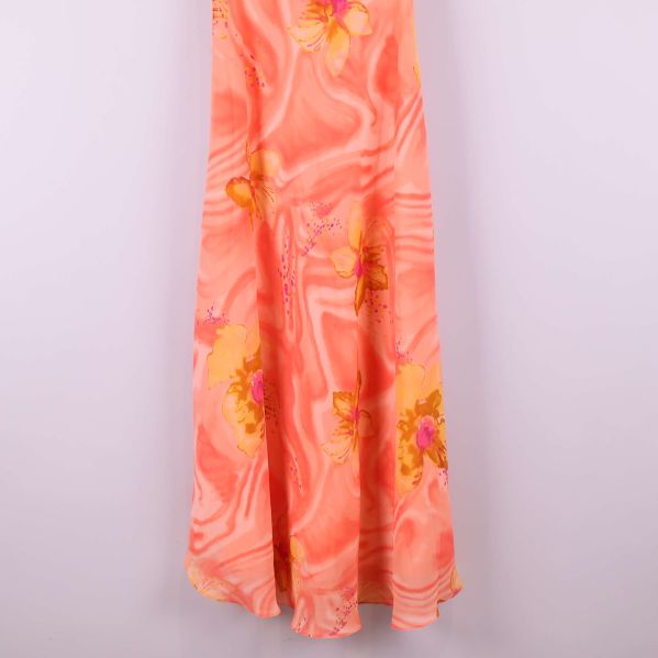 Nedre delen av blommig klänning med utsvängd kjol