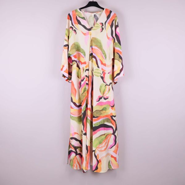 Långklänning i flerfärgat abstrakt mönster framifrån