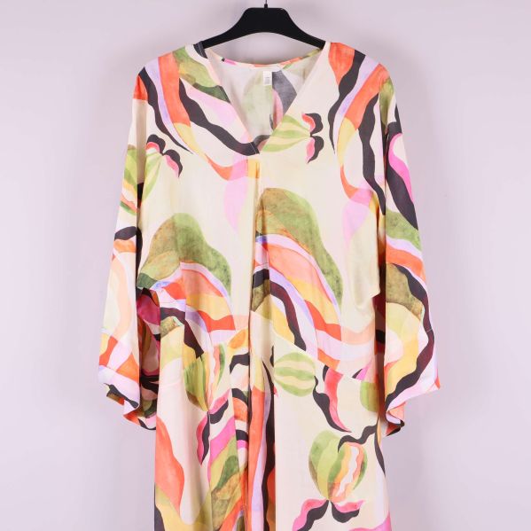 Närbild på v-ringning och ärmar med abstrakt mönster