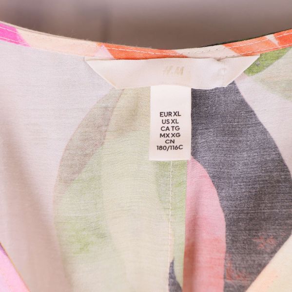 Storleksetikett visar EUR XL på klänningen